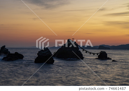 在岩石的Futami夫婦早晨 74661487