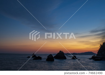 在岩石的Futami夫婦早晨 74661490