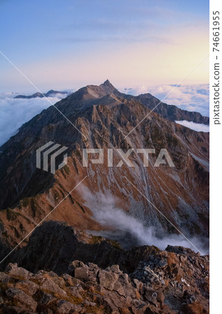 魔法時刻的朝日，八里山岳漂浮在雲海中，這是一般山間小道最艱難的路徑，大吉列托，南大岳，上大岳。從北大高岳 74661955
