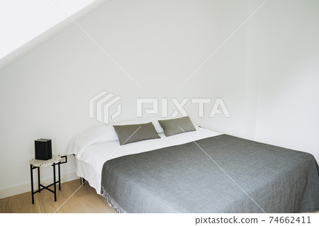 photo of a double bed in a hotel room 74662411