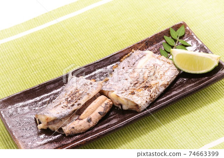 鹽烤魚尾,烤魚片 鹽烤魚尾,烤魚片 74663399