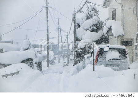 在白雪皚皚的地區的城市景觀 74665643