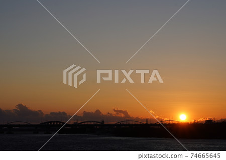 The sun setting on the Hirakata Bridge 74665645