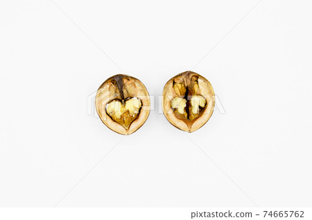 Healthy and nutritious beige brown cracked walnut grains 74665762