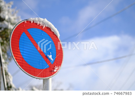 路標上積雪 74667983