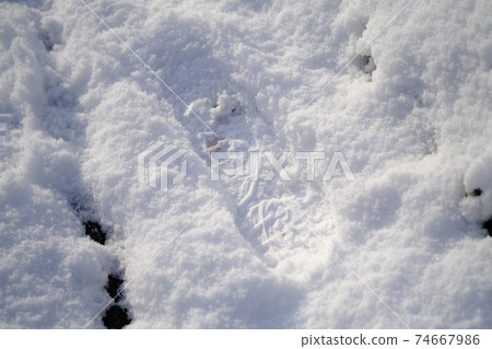 鞋痕在雪地裡留下的圖案 鞋痕在雪地裡留下的圖案 74667986