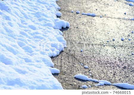Beautiful snow in the sun Beautiful snow in the sun 74668015