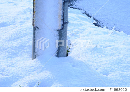 電線桿埋在雪中 74668020