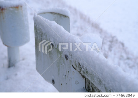 雪在生鏽的護欄上 雪在生鏽的護欄上 74668049