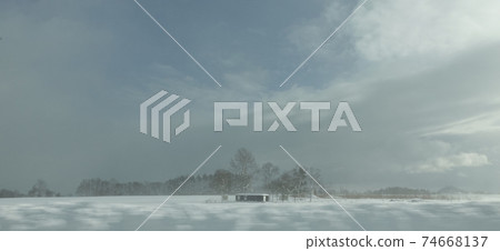 北海道雪原中的房子 74668137