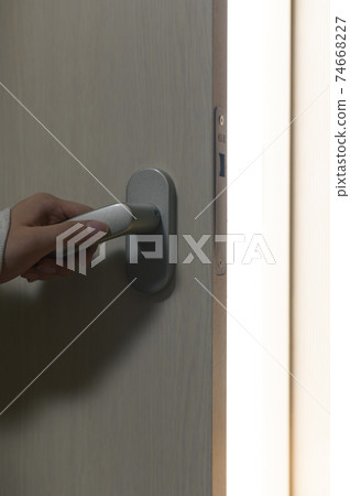 打開門時光線溢出 打開門時光線溢出 74668227