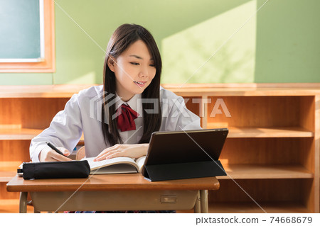 在平板電腦上學習的高中女生高中學生 74668679
