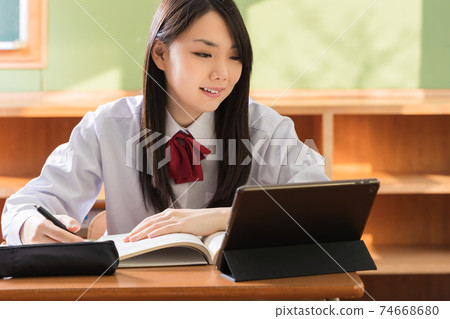 在平板電腦上學習的高中女生高中學生 74668680