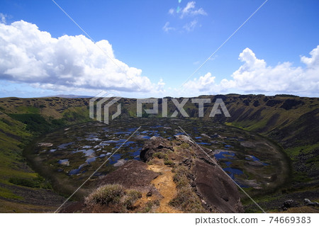 復活節島在奧蘭戈的拉諾考山上的南太平洋火山口湖 復活節島在奧蘭戈的拉諾考山上的南太平洋火山口湖 74669383