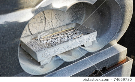 安裝在墓碑香爐中的香棒殘渣 74669780