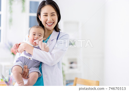 兒科女醫生嬰兒 74670313