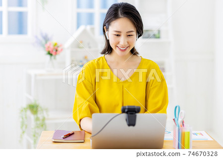 一個女人在有網絡攝像頭的計算機上召開在線會議 74670328
