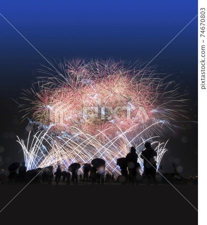 煙花在夜空中高高上升煙花在雨天 煙花在夜空中高高上升煙花在雨天 74670803