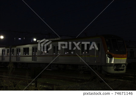 Subway Fukutoshin Line 17000 series detained in the forest park inspection area of the setting sun 74671146
