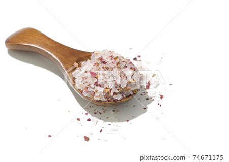 沐浴鹽從木勺溢出 沐浴鹽從木勺溢出 74671175