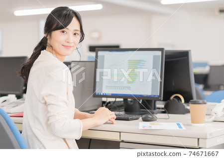 Business woman working in the office Business woman working in the office 74671667