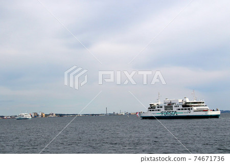 克倫堡城堡(Kronborg Castle)渡輪穿過海峽,面向世界文化遺產的著名城堡,該城堡建於丹麥哥本哈根的郊區。 克倫堡城堡(Kronborg Castle)渡輪穿過海峽,面向世界文化遺產的著名城堡,該城堡建於丹麥哥本哈根的郊區。 74671736