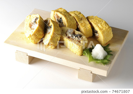 Photographed eel rolls served on sushi clogs on a white background 74671807