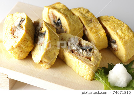 拍攝的鰻魚捲送達白色背景上的壽司木log 拍攝的鰻魚捲送達白色背景上的壽司木log 74671810