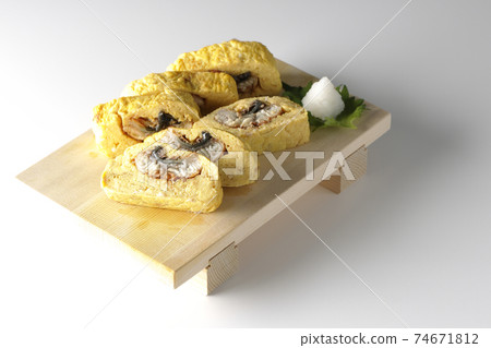 Photographed eel rolls served on sushi clogs on a white background 74671812