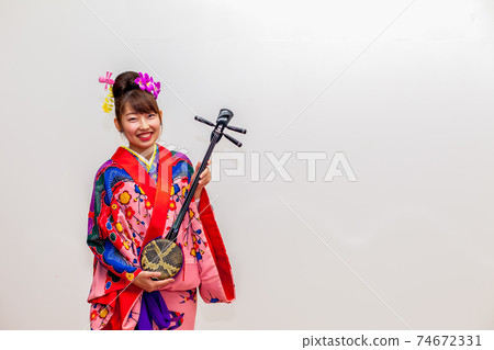 Ryukyu women playing the three lines Ryukyu women playing the three lines 74672331