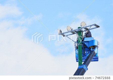 Repair work for lighting towers with aerial work platforms 74672888