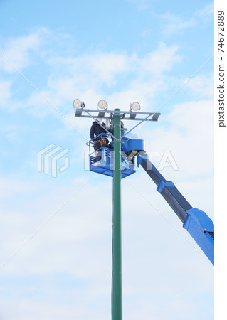 Repair work for lighting towers with aerial work platforms 74672889