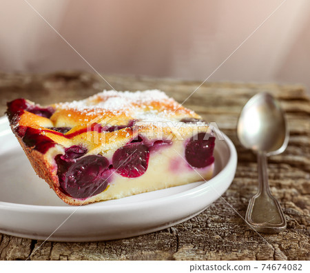 A slice of cherry pie 74674082