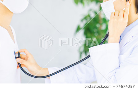給男性病人戴聽診器的醫生 74674387