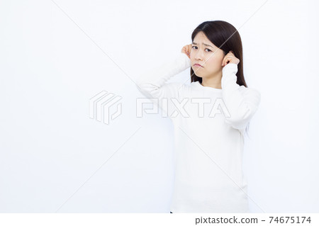 女性在她30多歲的噪音困擾白背肖像 74675174