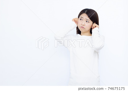 女性在她30多歲的噪音困擾白背肖像 74675175