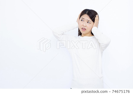 女性在她30多歲的噪音困擾白背肖像 74675176