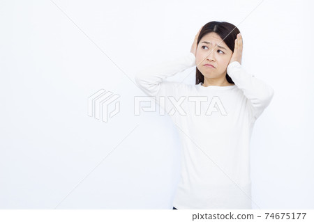 女性在她30多歲的噪音困擾白背肖像 74675177