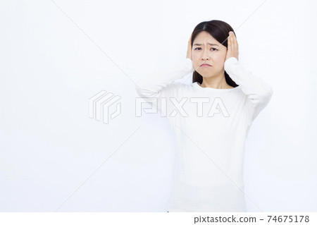 女性在她30多歲的噪音困擾白背肖像 74675178