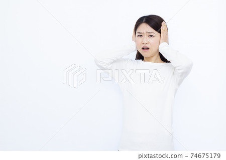 女性在她30多歲的噪音困擾白背肖像 74675179
