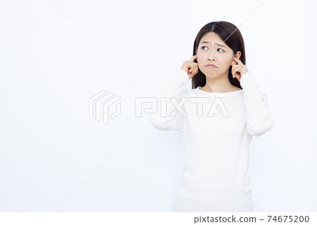 女性在她30多歲的噪音困擾白背肖像 74675200