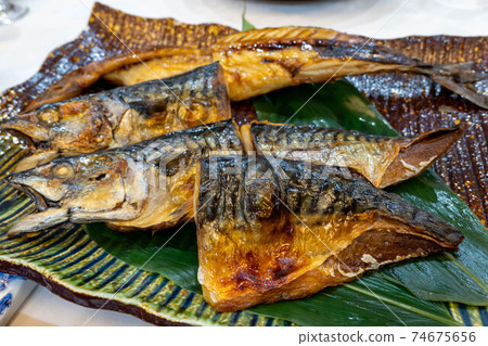 在日本脂肪最豐富的“八戶前沖繩Saba”中過夜烤魚的特寫鏡頭 在日本脂肪最豐富的“八戶前沖繩Saba”中過夜烤魚的特寫鏡頭 74675656
