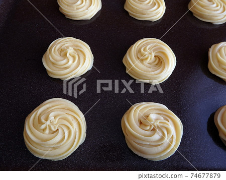 Cream puff rings cakes (eclair) Cream puff rings cakes (eclair) 74677879