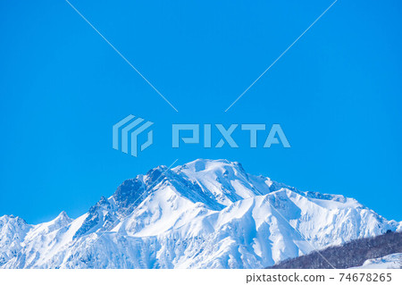 Snow-capped Northern Alps seen from Hakuba Village in winter [Nagano Prefecture] 74678265