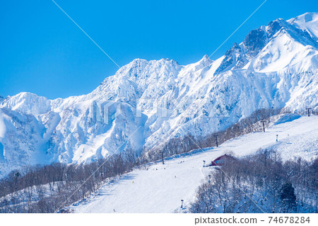 冬天從白馬村看到白雪皚皚的北阿爾卑斯山[長野縣] 74678284