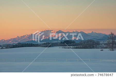 [北海道美瑛町]十勝岳聯合會和日出山一月 74678647