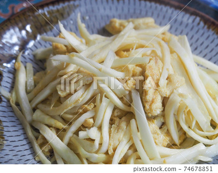 Stir-fried makomodake and egg 74678851