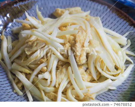 Stir-fried makomodake and egg Stir-fried makomodake and egg 74678852