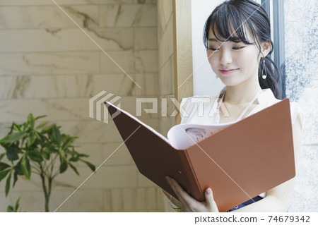 靠窗的女性商務場景閱讀資料 靠窗的女性商務場景閱讀資料 74679342