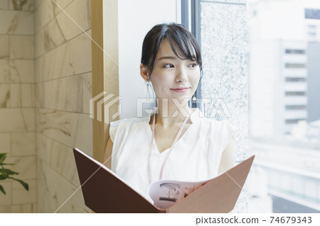 靠窗的女性商務場景閱讀資料 靠窗的女性商務場景閱讀資料 74679343